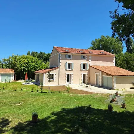 Au Son De L'eau Apartment *